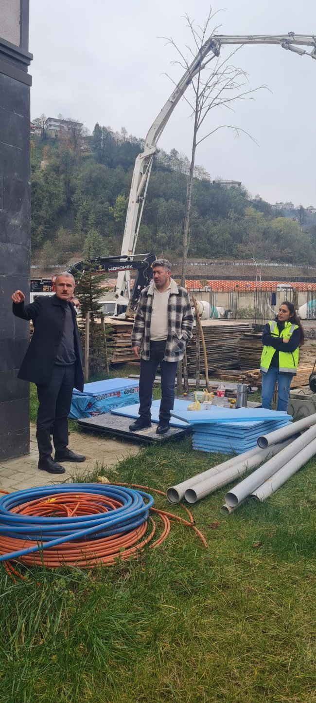 BAŞKAN ÖZER SAHA ÇALIŞMALARINI İNCELEDİ.